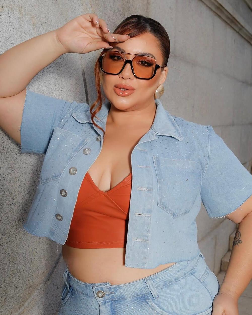 Camisa Jeans Cropped + Aplicação Strass