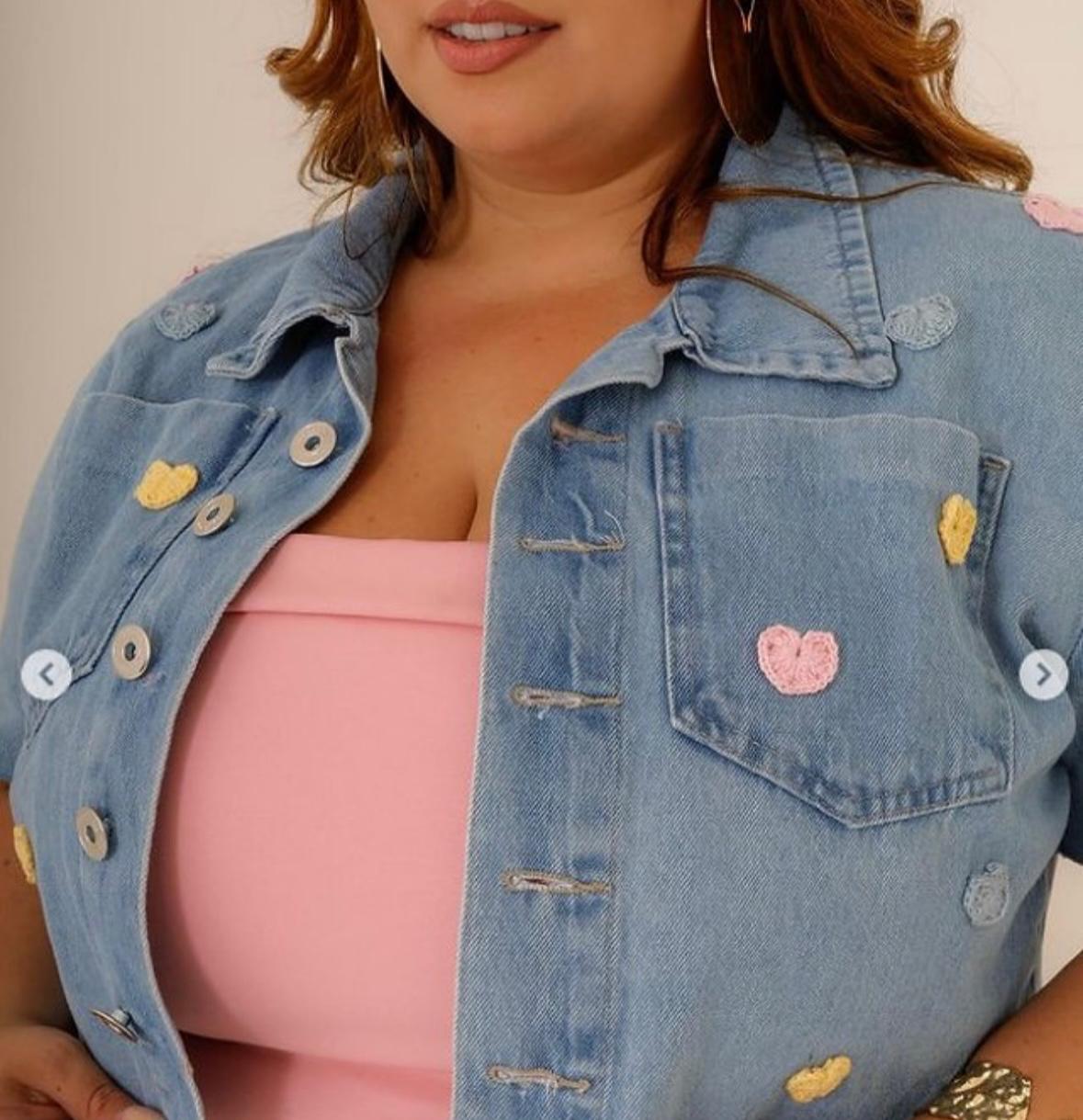 Camisa Jeans Cropped + Aplicação