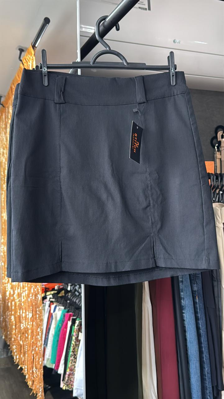 Shorts/Saia Com Passante Cinto e Recorte Frontal