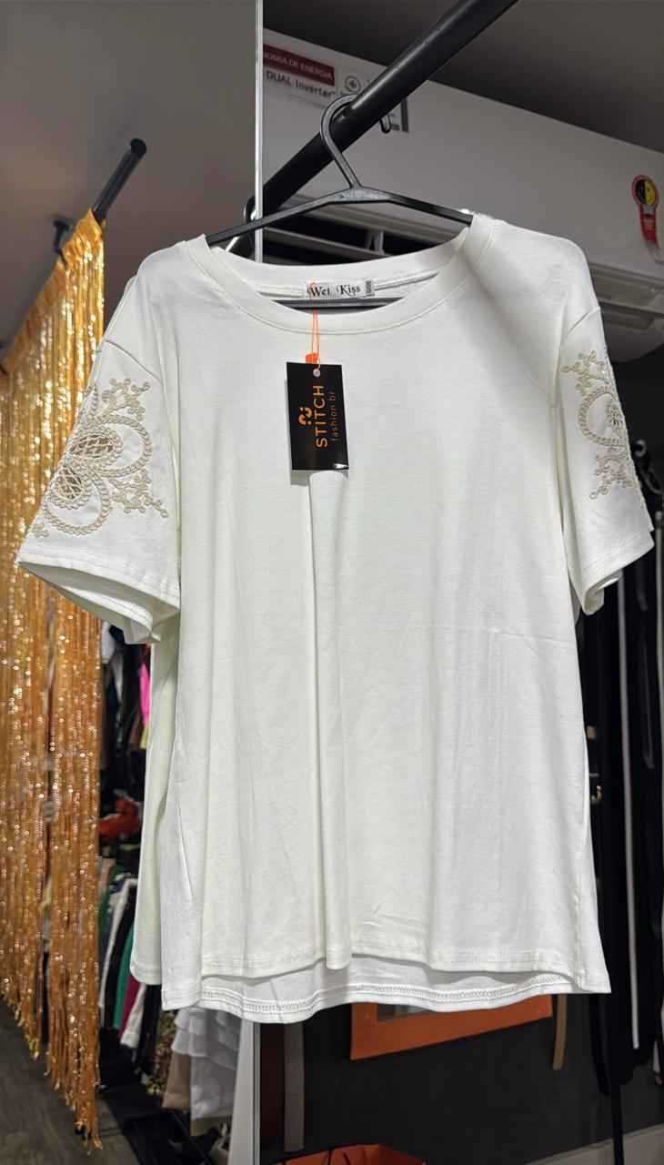 Blusinha Basica Com Aplicaçao Nas Mangas