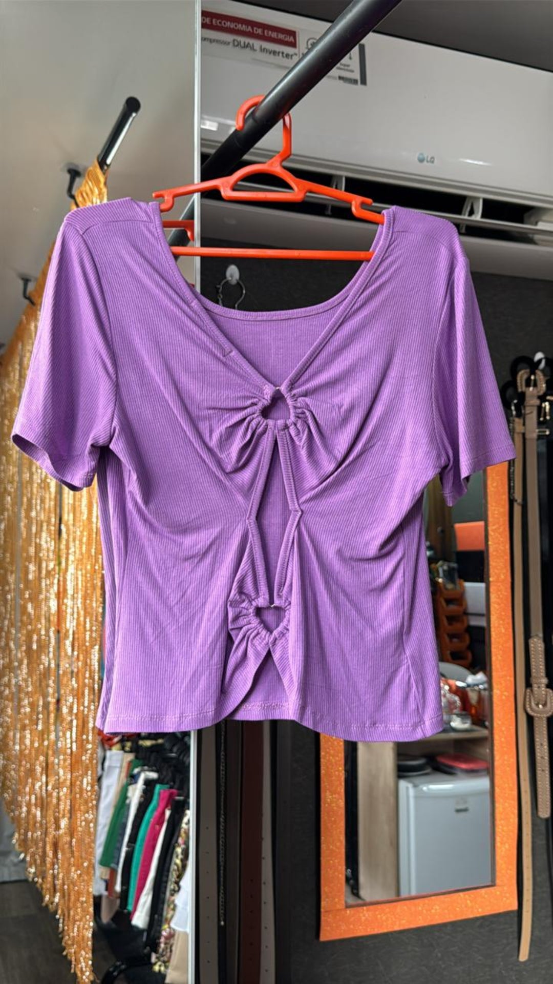 Blusinha Com Detalhe Nas Costas