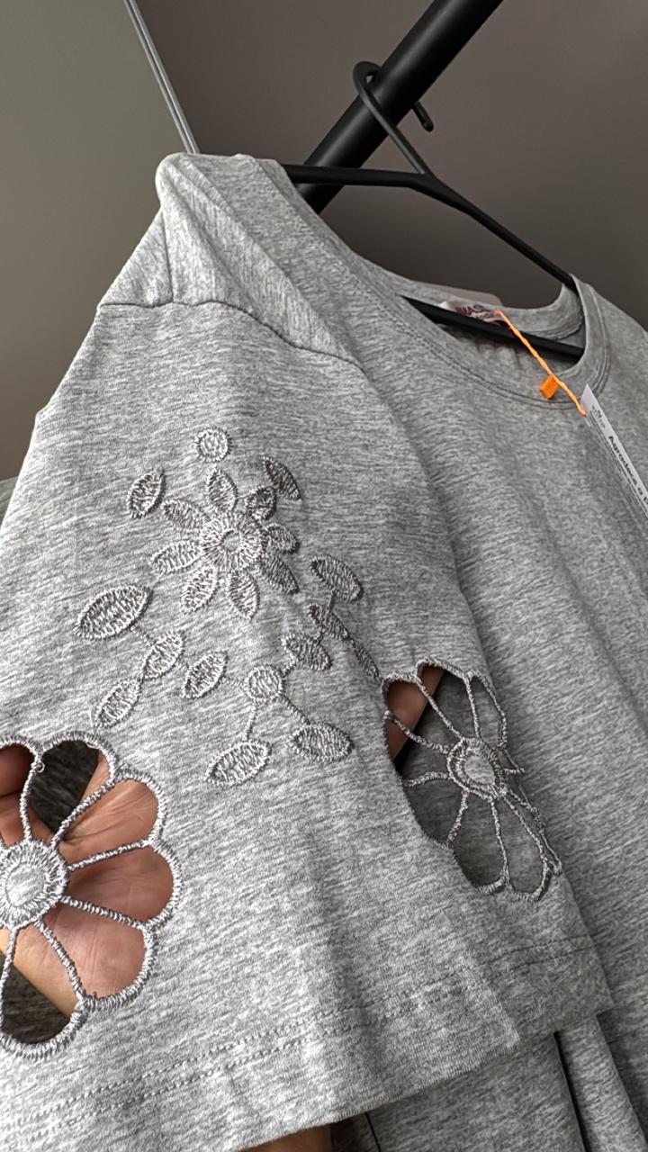 Blusinha Basica Com Aplicaçao Nas Mangas