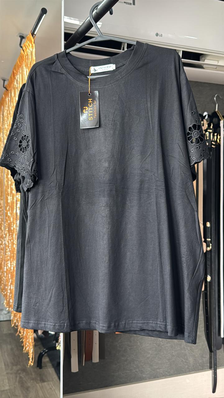 Blusinha Basica Com Aplicaçao Nas Mangas