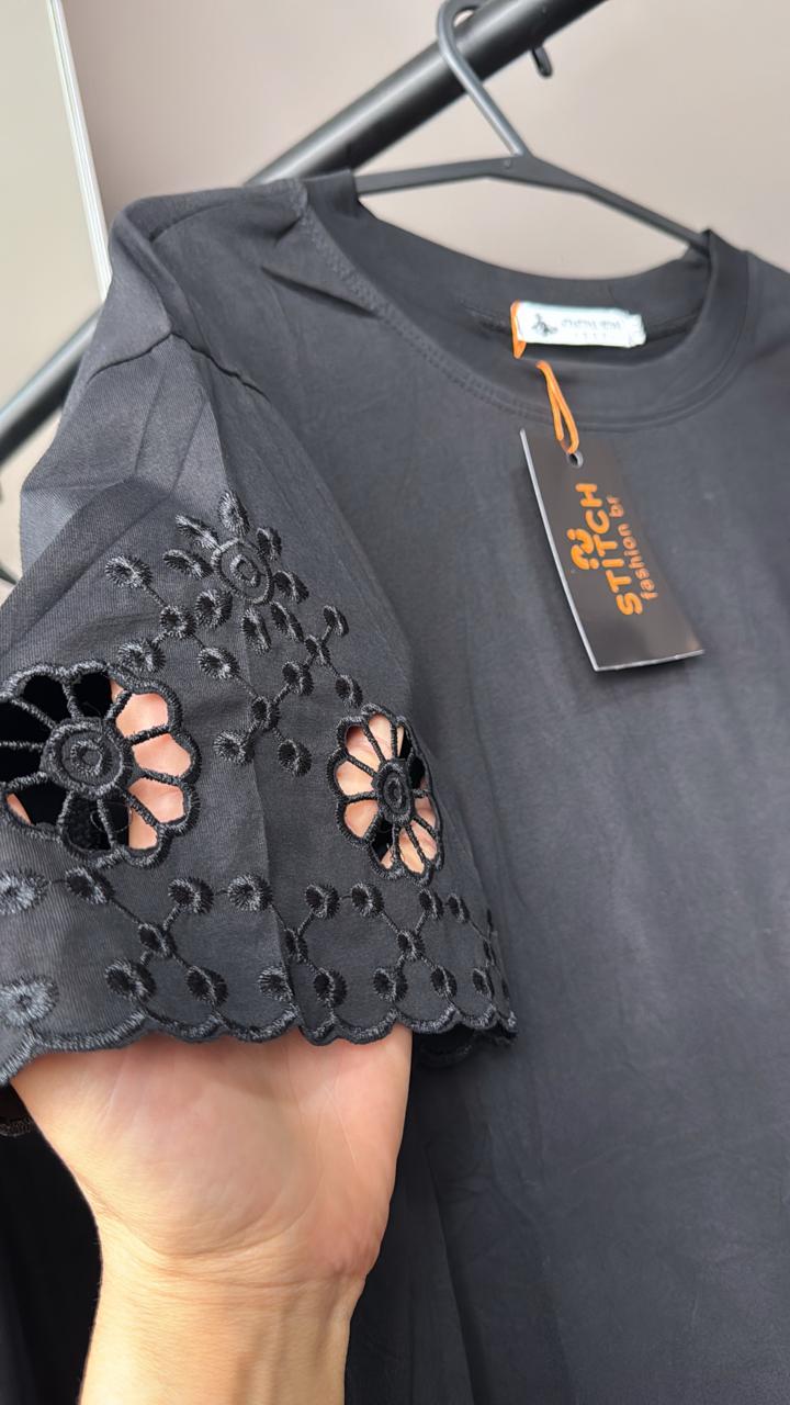 Blusinha Basica Com Aplicaçao Nas Mangas