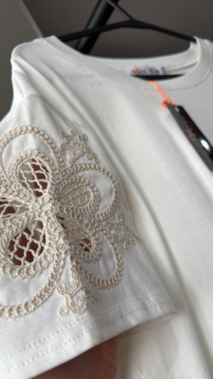 Blusinha Basica Com Aplicaçao Nas Mangas