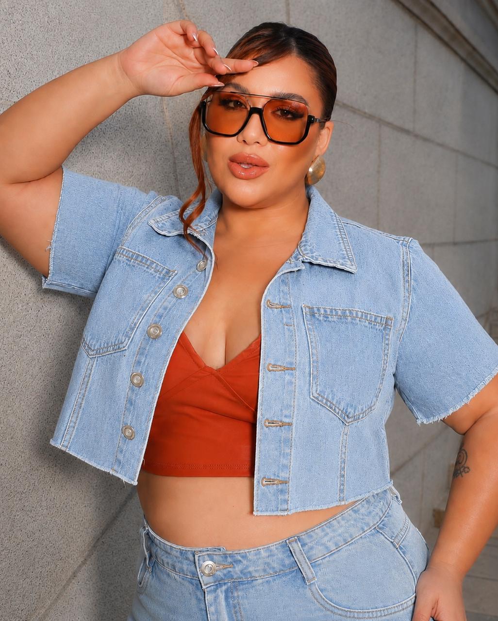 Camisa Jeans Cropped Plus Size