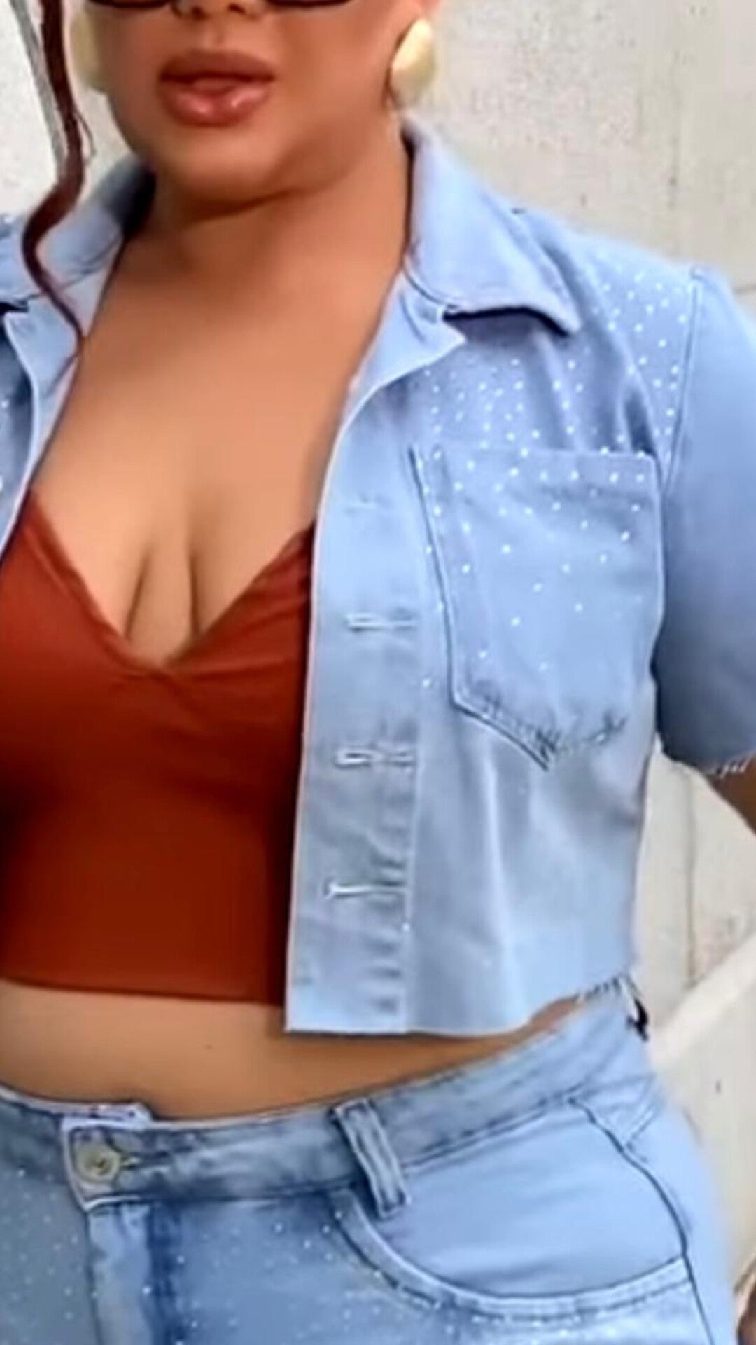 Camisa Jeans Cropped + Aplicação Strass