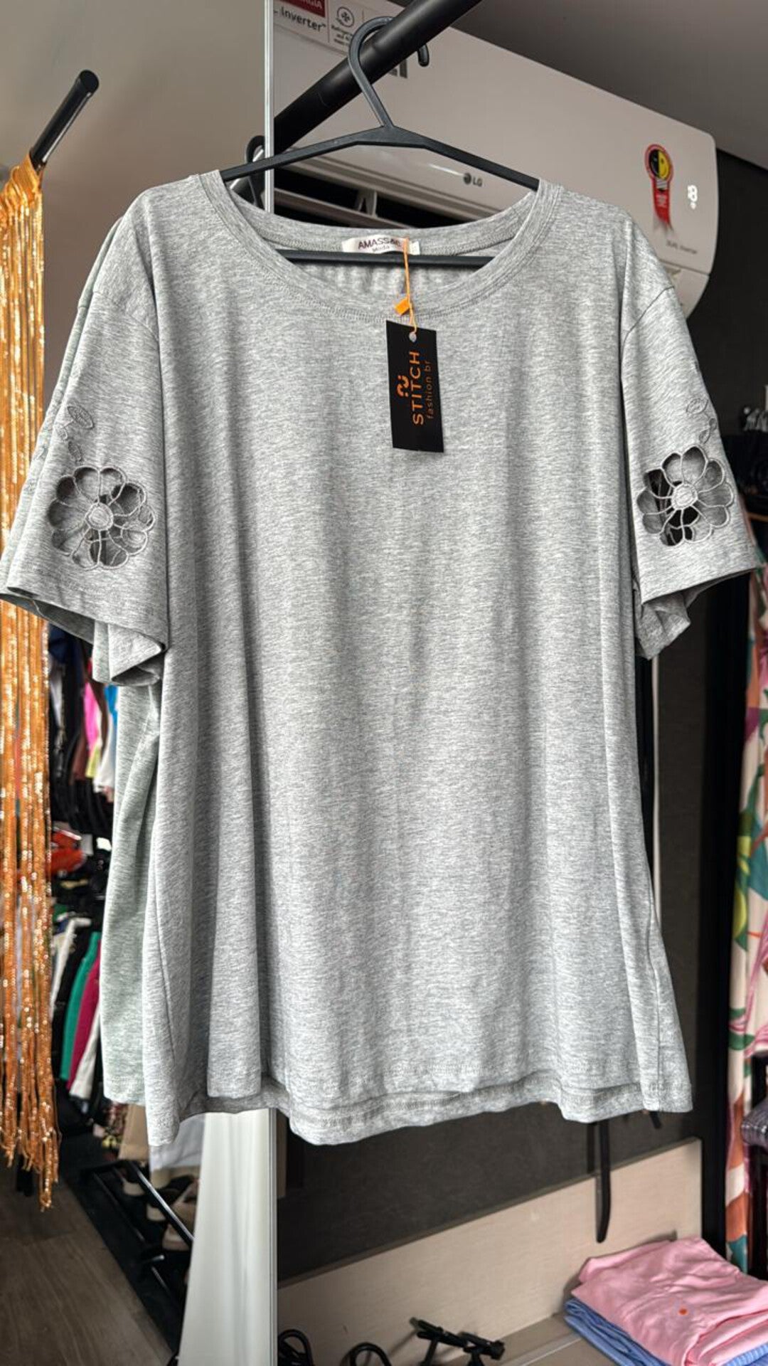 Blusinha Basica Com Aplicaçao Nas Mangas